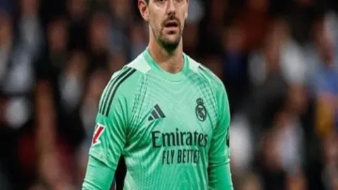 “舞动擂台：格斗英雄翩翩起舞，观众惊呼不已！”